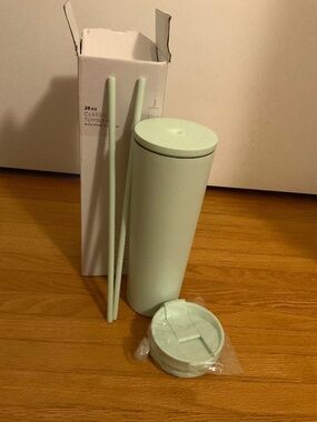 BNWOT 28oz Classic Tumbler with 2 straws and flip lid